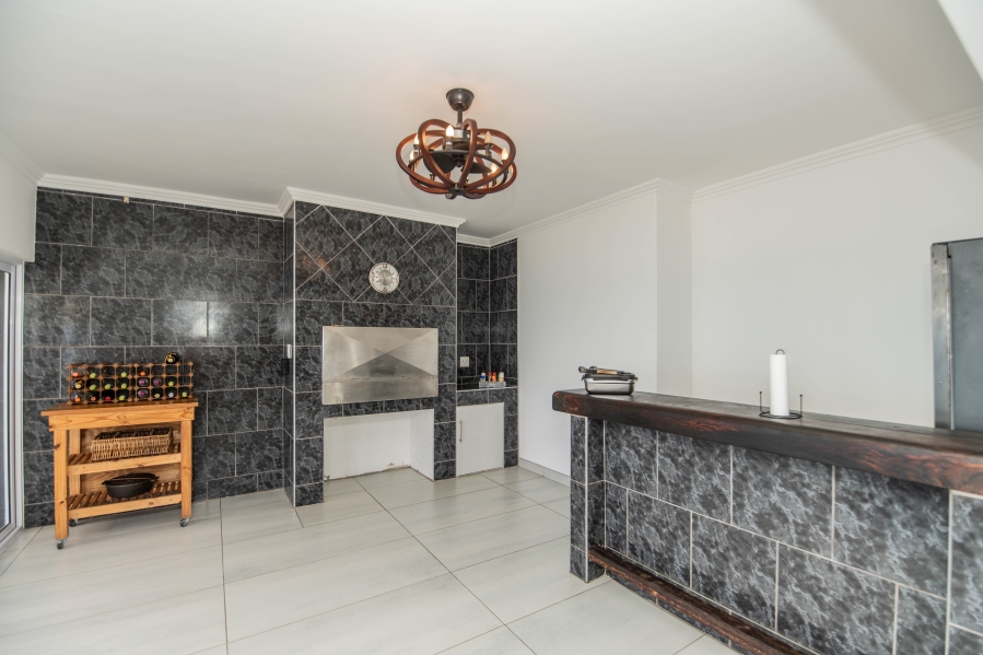 6 Bedroom Property for Sale in Beachview Eastern Cape